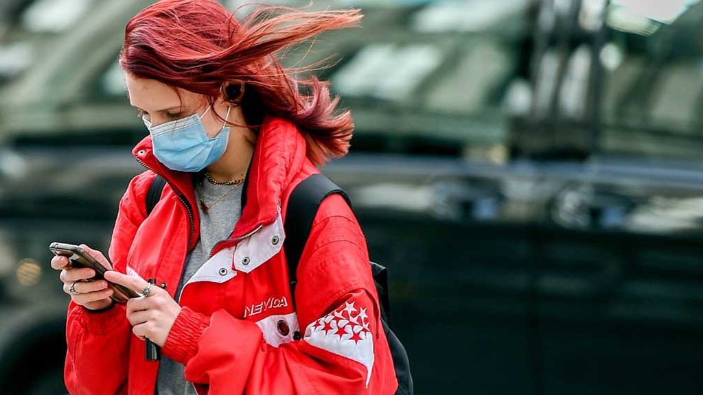 Mujer en Londres cubierta con mascarilla