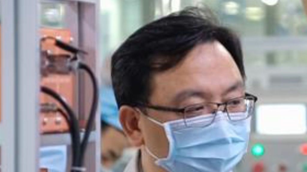 INGENIERO DE BYD TRABAJANDO EN LA FABRICACION DE MASCARILLASok