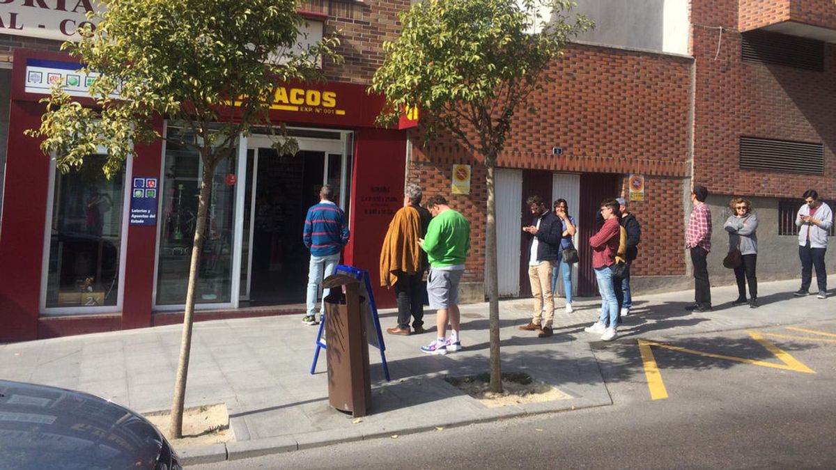 Largas colas en un estanco de Las Rozas Largas colas en un estanco de Las Rozas