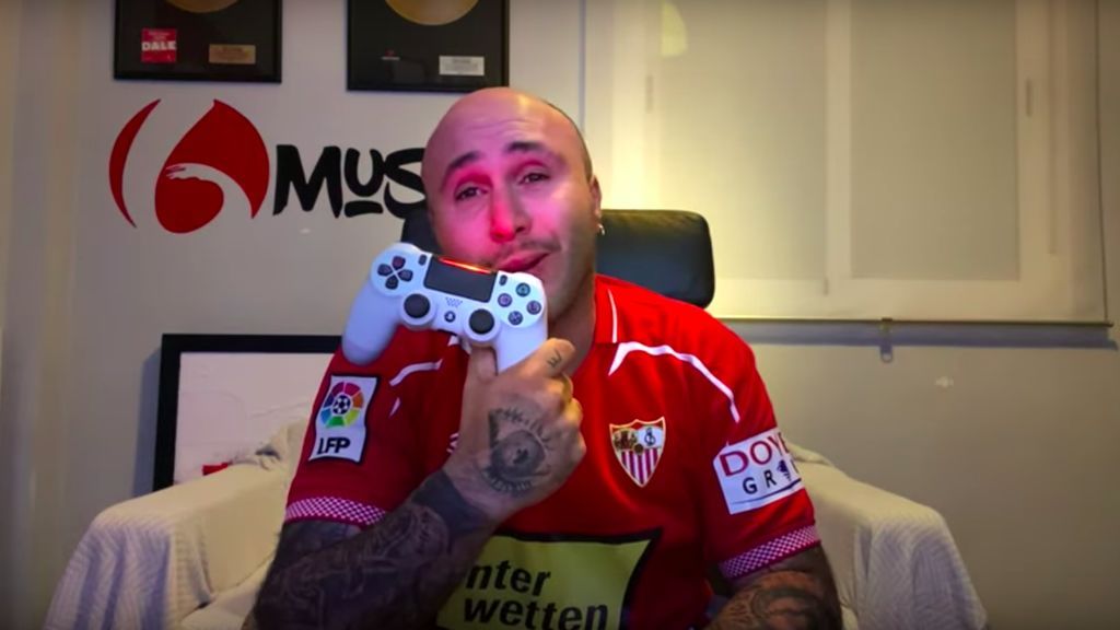 Kiko Rivera se hace YouTuber de fifa y no se despega de su camiseta del Sevilla