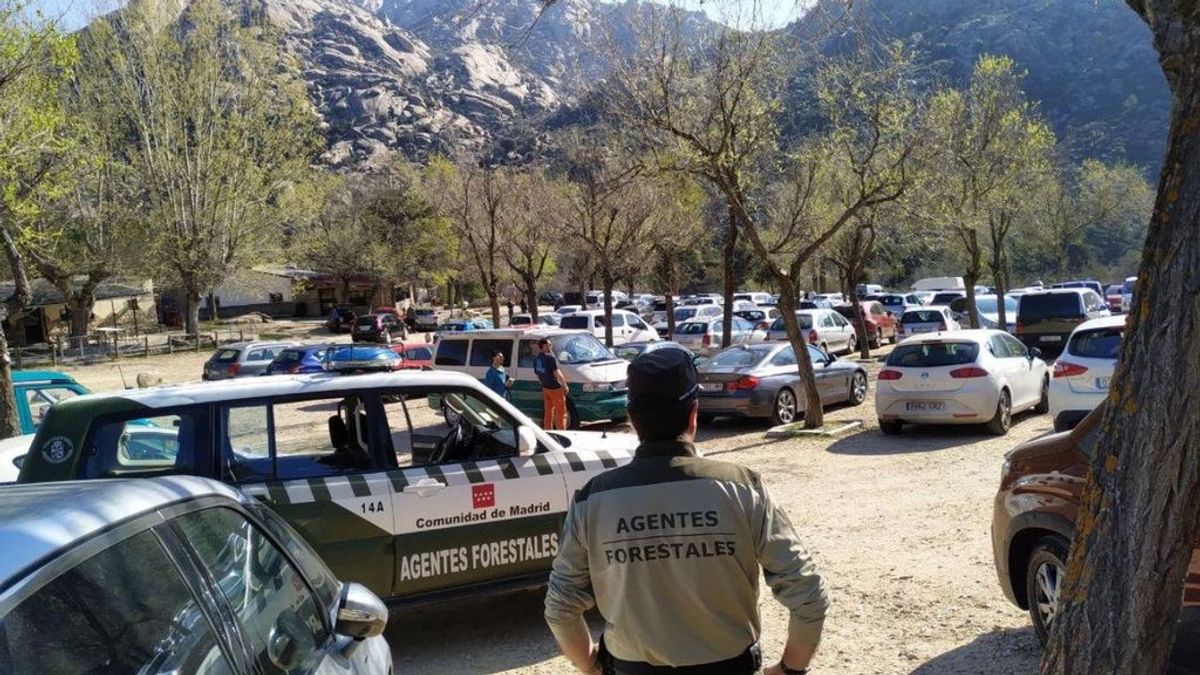 Madrileños que ignoran las recomendaciones: colas en los supermercados y excursiones a la sierra