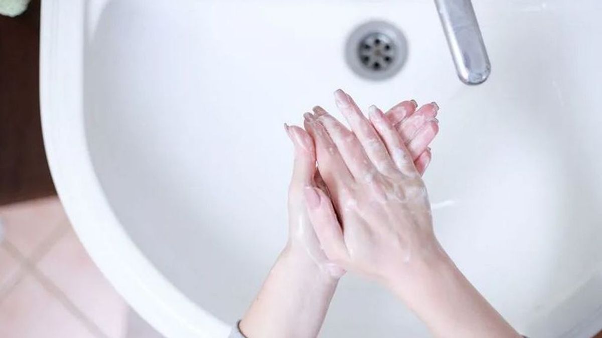 La principal medida contra el coronavirus es lavarse las manos, pero ¿cómo debemos secarlas?