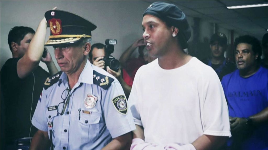 La policía no puede evitar aplaudir a Ronaldinho en el torneo carcelario