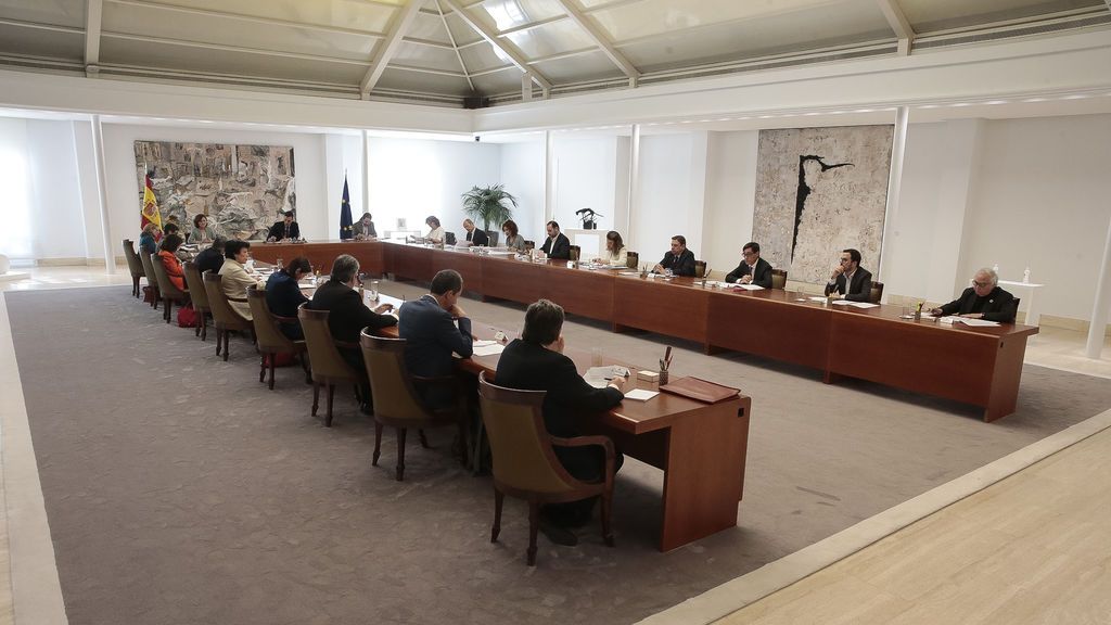El Gobierno confina a los españoles salvo para ir a la compra, al trabajo o al hospital El Gobierno confina a los españoles salvo para ir a la compra, al trabajo o al hospital