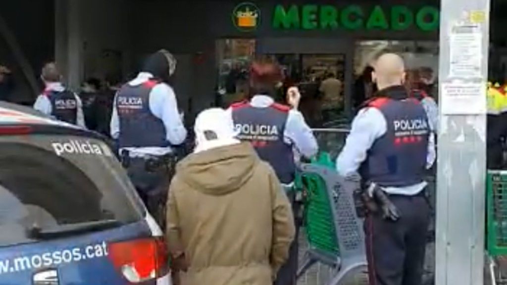 Los Mossos d'Equadra gestionan las colas de un súper entre la desesperación de sus clientes en Barcelona Los Mossos d'Equadra gestionan las colas de un súper entre la desesperación de sus clientes en Barcelona