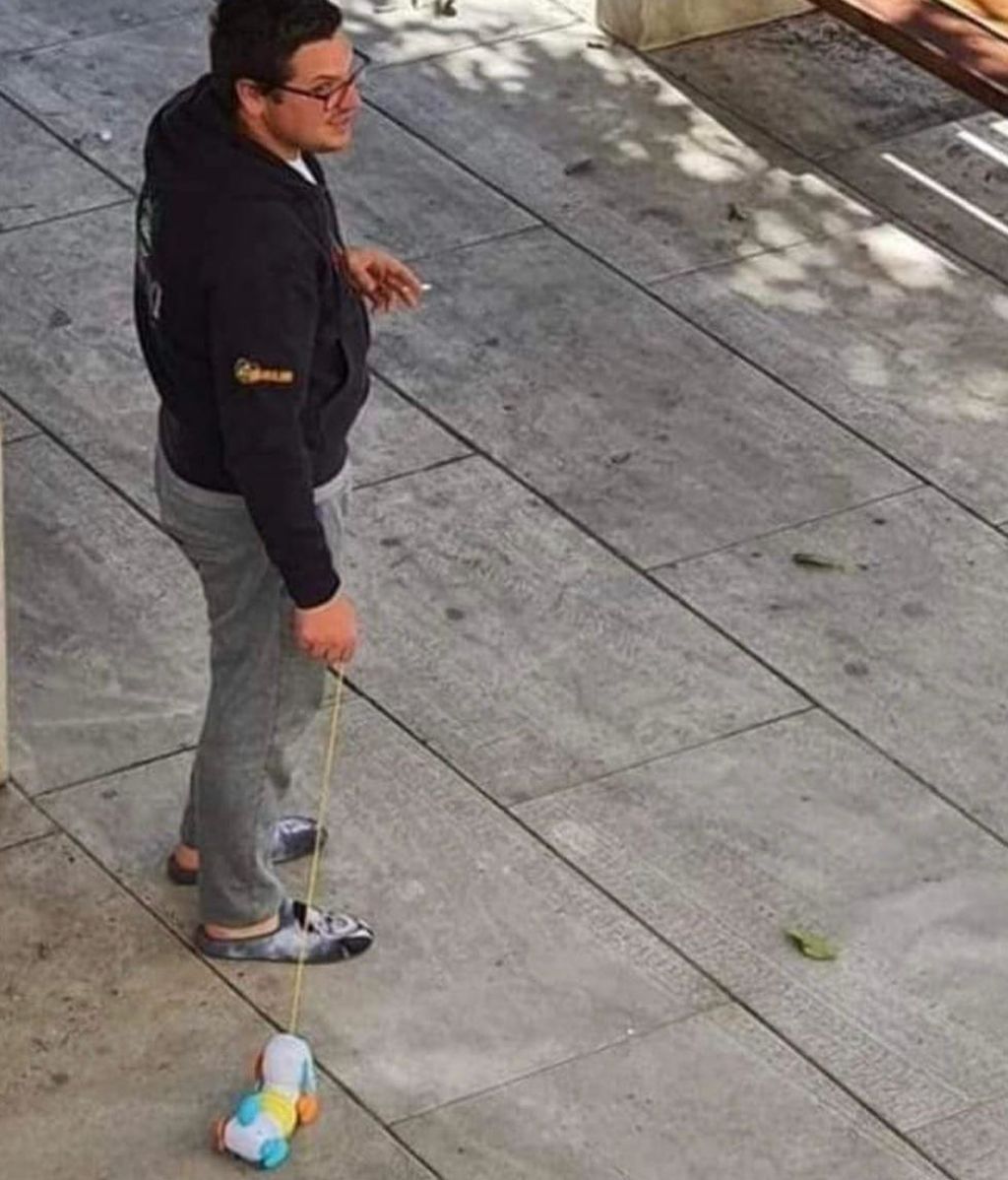 Sacando al perro de juguete