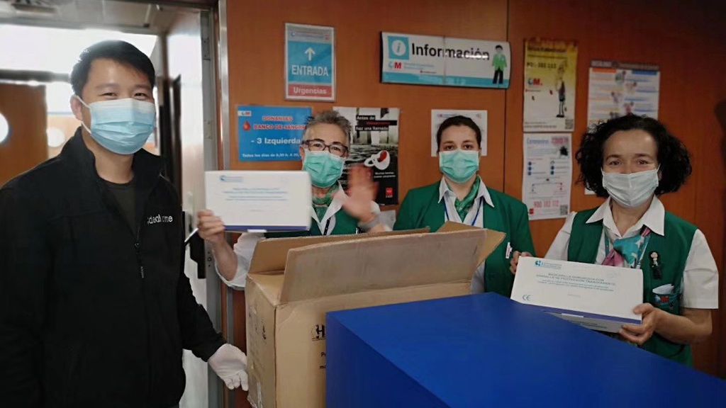 Ciudadanos chinos regalan mascarillas y gel desinfectante a policías, bomberos y hospitales Ciudadanos chinos regalan mascarillas y gel desinfectante a policías, bomberos y hospitales