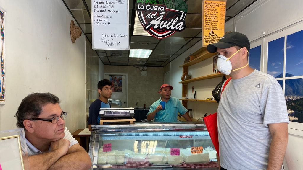 Varias personas en un local de comidas