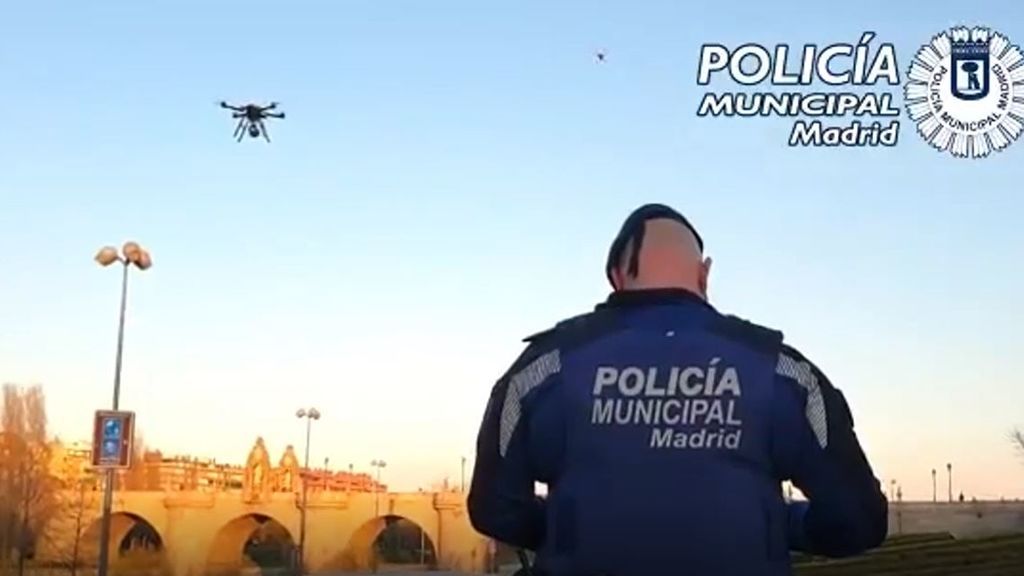 La Policía Municipal de Madrid usa drones para instar a la gente a que permanezca en casa