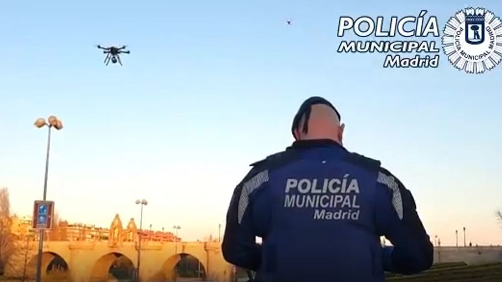 La Policía Municipal de Madrid usa drones para instar a la gente a que permanezca en casa