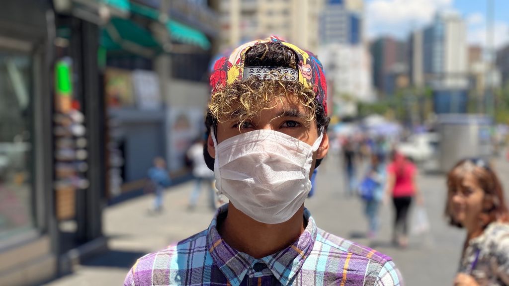 Un joven con una mascarilla en Caracas