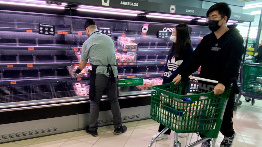 El reto de trabajar en un supermercado en plena crisis por COVID-19: "Lo más complicado es tranquilizar a los clientes" El reto de trabajar en un supermercado en plena crisis por COVID-19: "Lo más complicado es tranquilizar a los clientes"