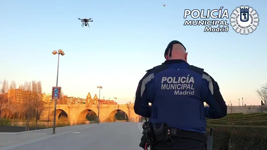 La Policía Municipal de Madrid utiliza drones para vigilar que se cumpla el estado de alarma en espacios públicos La Policía Municipal de Madrid utiliza drones para vigilar que se cumpla el estado de alarma en espacios públicos