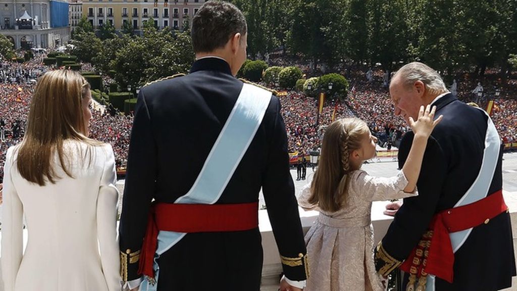 La familia real saluda a la ciudadanía el día de la proclamación de Felipe VI