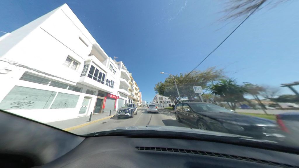 Un coche policía patrulla por Barbate