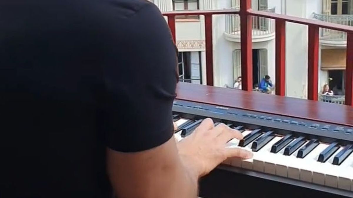 Dos balcones de Barcelona tocan juntos 'My heart will go on' para emocionar a todos sus vecinos Dos balcones de Barcelona tocan juntos 'My heart will go on' para emocionar a todos sus vecinos