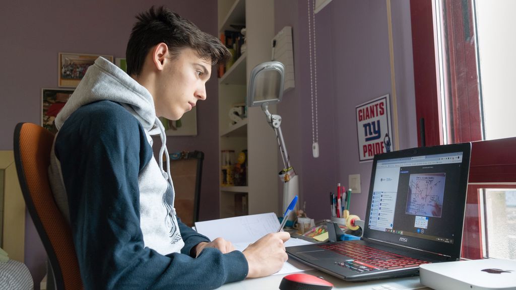Un joven estudia desde casa durante el aislamiento ante el nuevo coronavirus