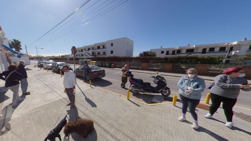 Colas a la puerta de la farmacia