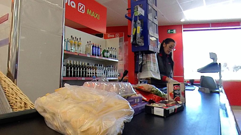 Una cajera en su puesto de trabajo