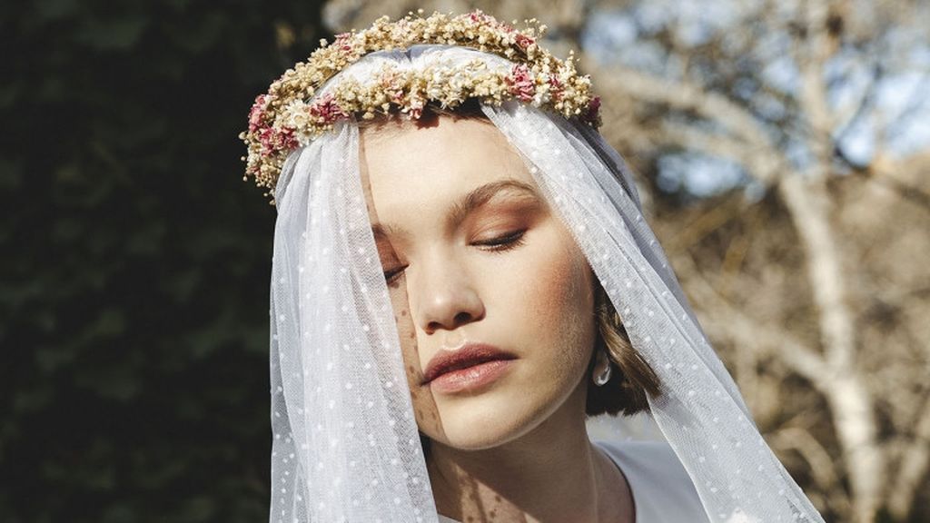 Tocados y tiaras de novia que te enamorarán este 2020 aunque no te cases