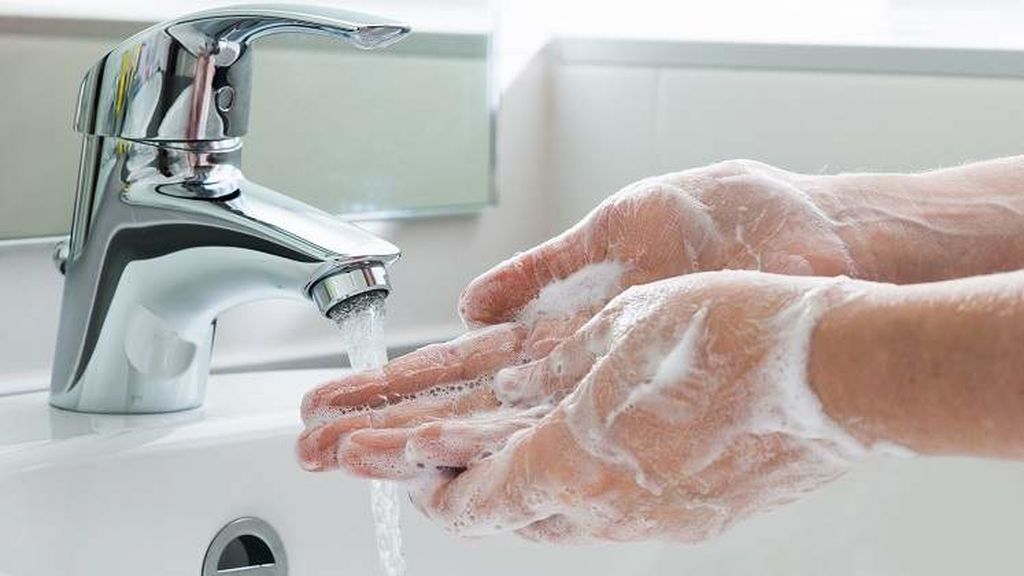 Lavarse las manos será clave para prevenir el contagio.