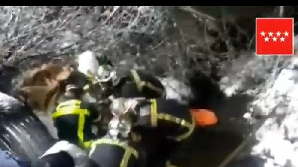 Rescatan a un hombre atrapado en su vehículo: se salió de la vía por la acumulación de nieve en Madrid