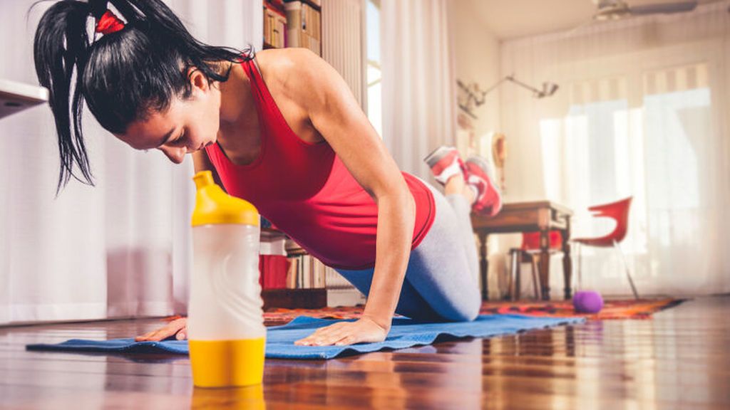 Hacer deporte con los niños en casa.