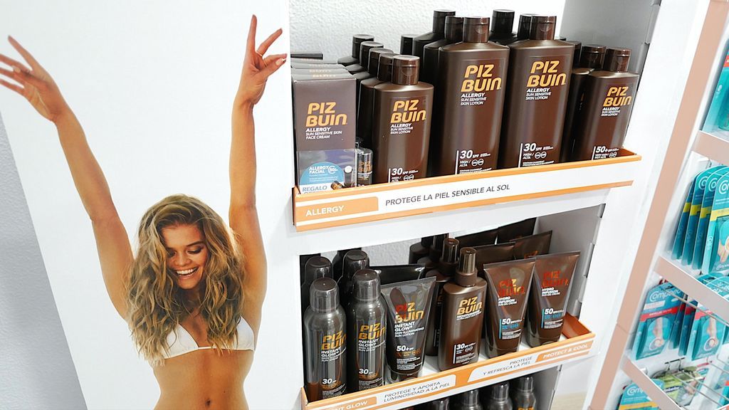 Una estantería con cremas solares