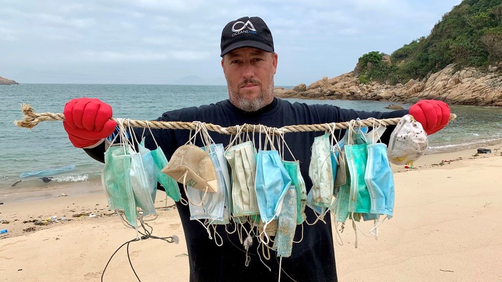 Las mascarillas por el coronavirus se acumulan en las playas de Hong Kong y amenazan la vida marina