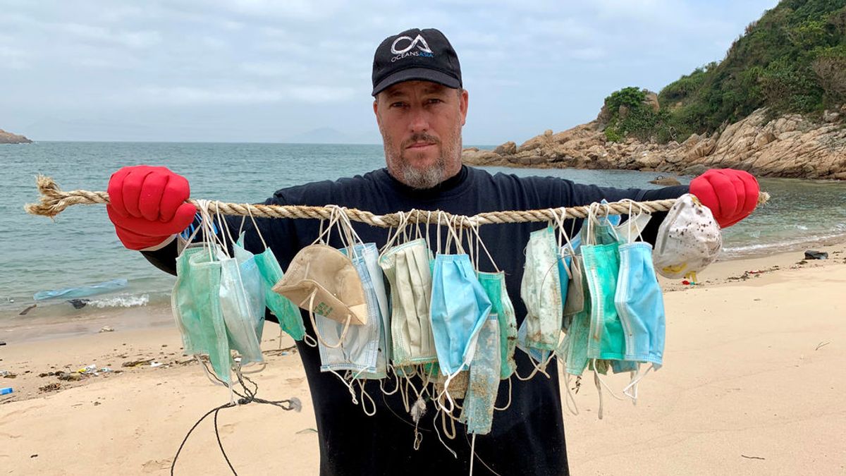 Las mascarillas por el coronavirus se acumulan en las playas de Hong Kong y amenazan la vida marina