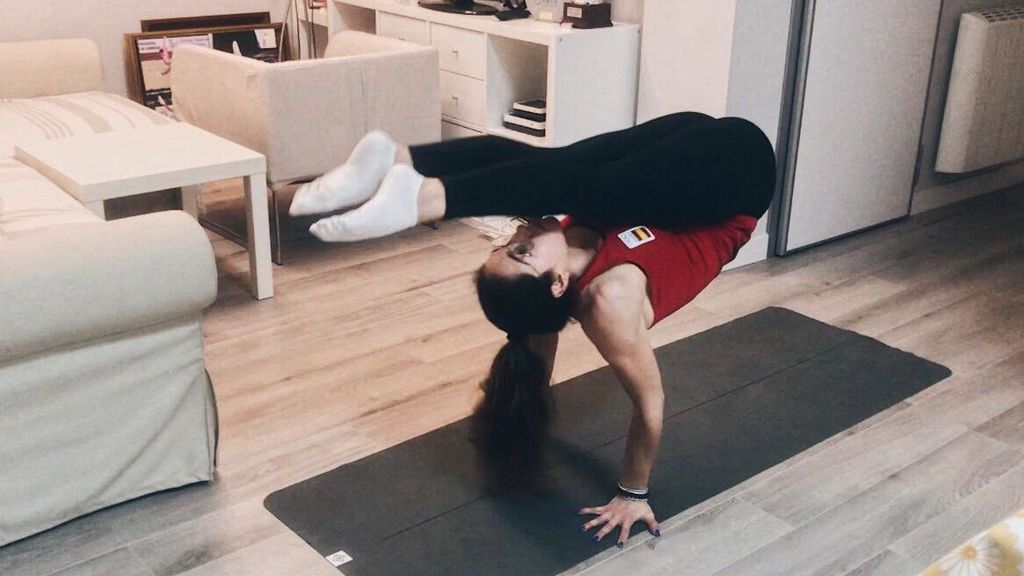 La gimnasta valenciana, Belén Esterlich, entrena en el salón de su casa