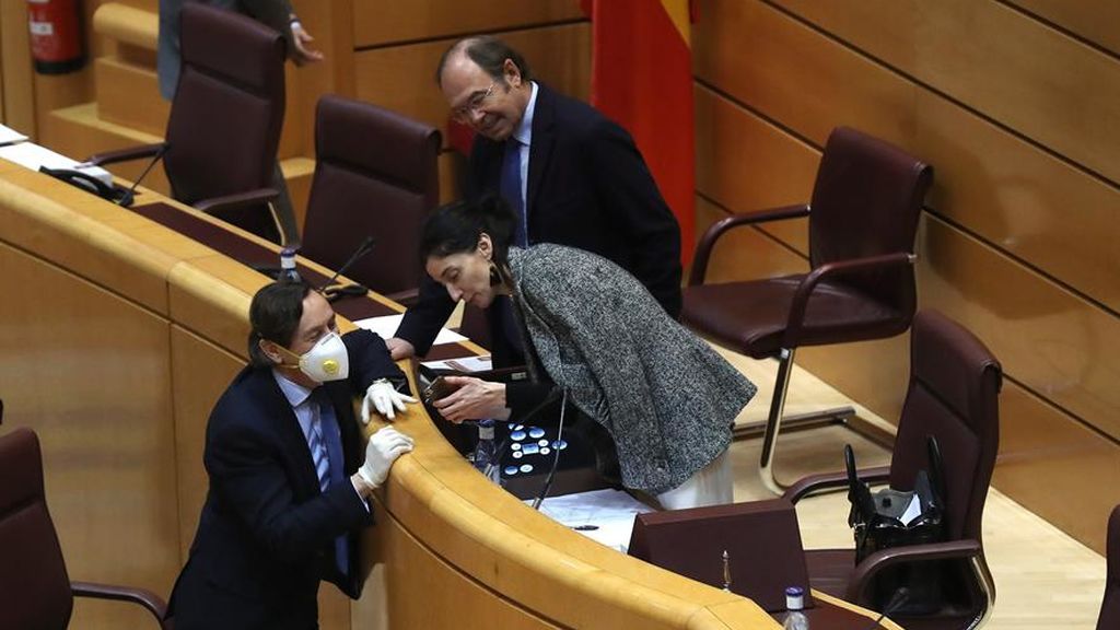 Hernando con mascarilla consulta con la presidenta del Senado
