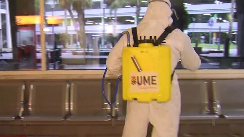 La UME desinfecta el aeropuerto de Valencia