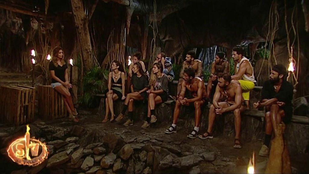 Lara Álvarez les comunica  a los concursantes la situación en España