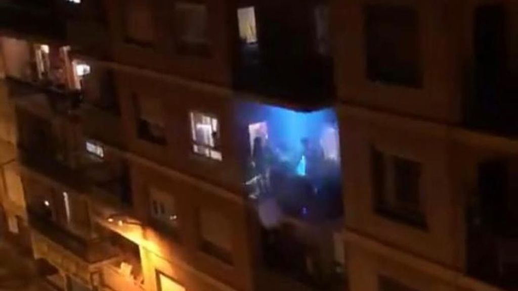 Música disco, láser y cañón de humo: un dj anima desde su balcón las tardes de aislamiento en Oliva Música disco, láser y cañón de humo: un dj anima desde su balcón las tardes de aislamiento en Oliva