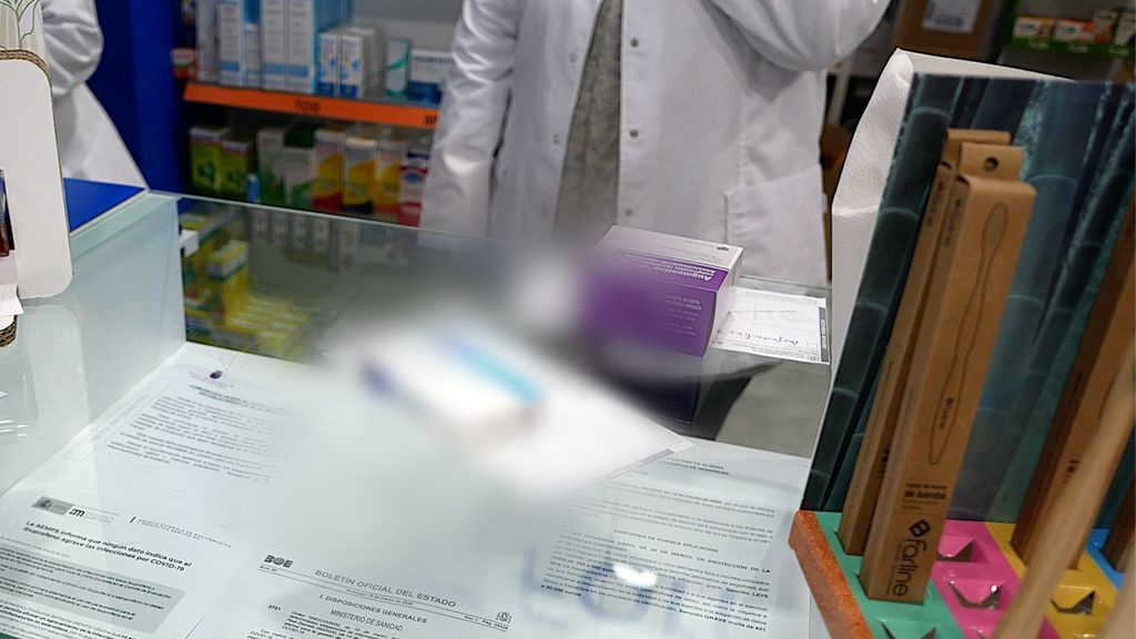 Farmacéuticos tras el mostrador