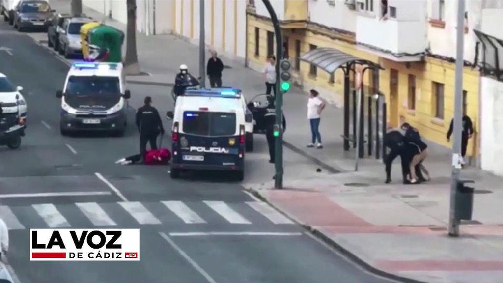 Altercado entre la policía y ciudadanos en Cádiz