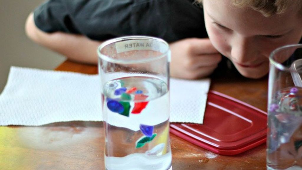 Hacer experimentos científicos con niños.