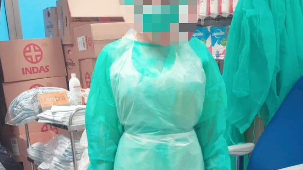 Traje protector improvisado en el Hospital del Henares (Coslada)