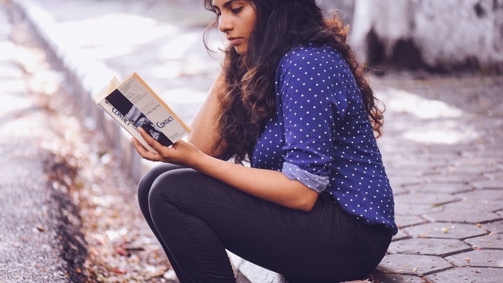 Una chica leyendo