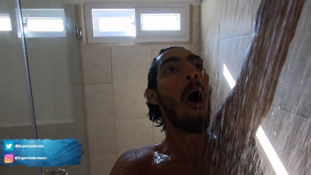 La primera ducha de Alejandro