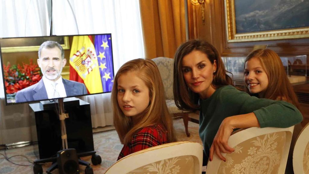 Letizia y sus hijas, en uno de los salones