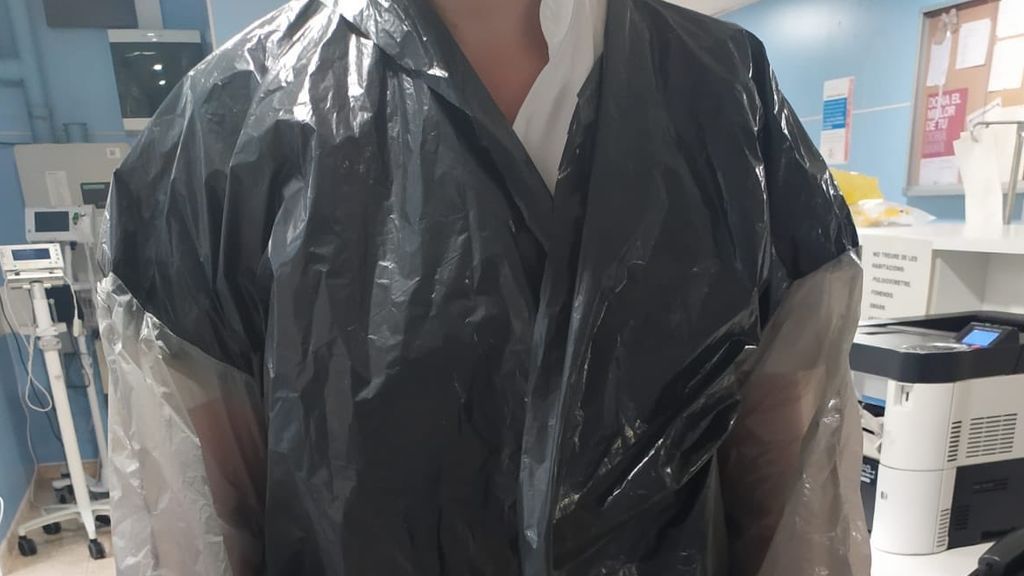 Los sanitarios del hospital de Granollers se visten con bolsas de basura ante la falta de material Los sanitarios del hospital de Granollers se visten con bolsas de basura ante la falta de material