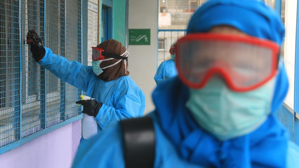Bata impermeable, mascarilla con filtro, doble guante: así es un equipo de protección sanitario Bata impermeable, mascarilla con filtro, doble guante: así es un equipo de protección sanitario