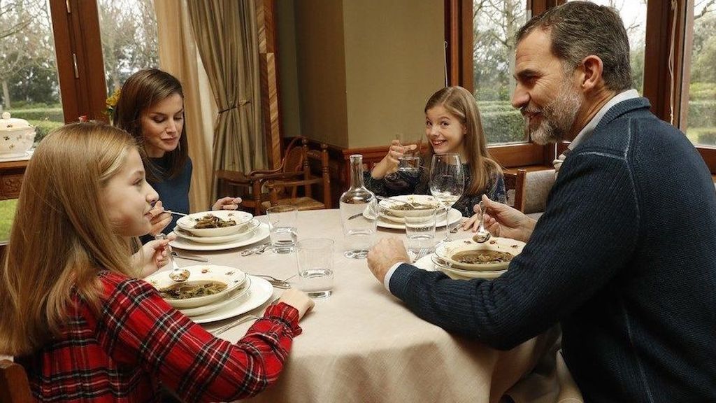 Felipe, Letizia, Leonor y Sofia, durante un almuerzo