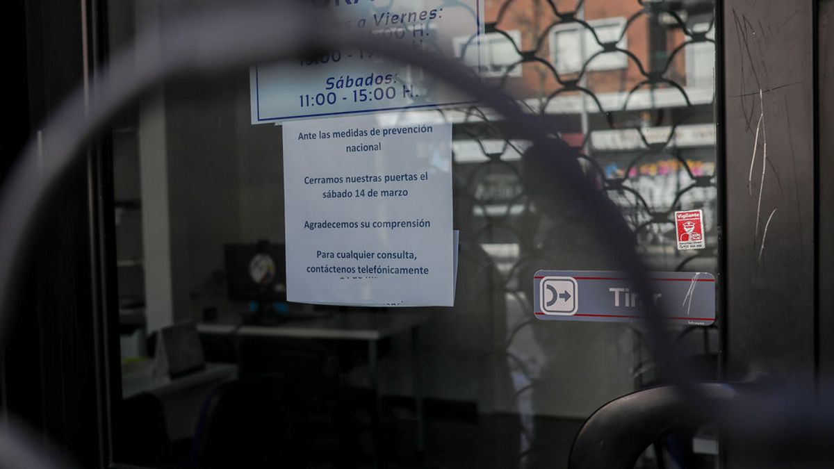 Carteles en negocios del centro de Madrid que indican el cierre temporal por coronavirus Carteles en negocios del centro de Madrid que indican el cierre temporal por coronavirus