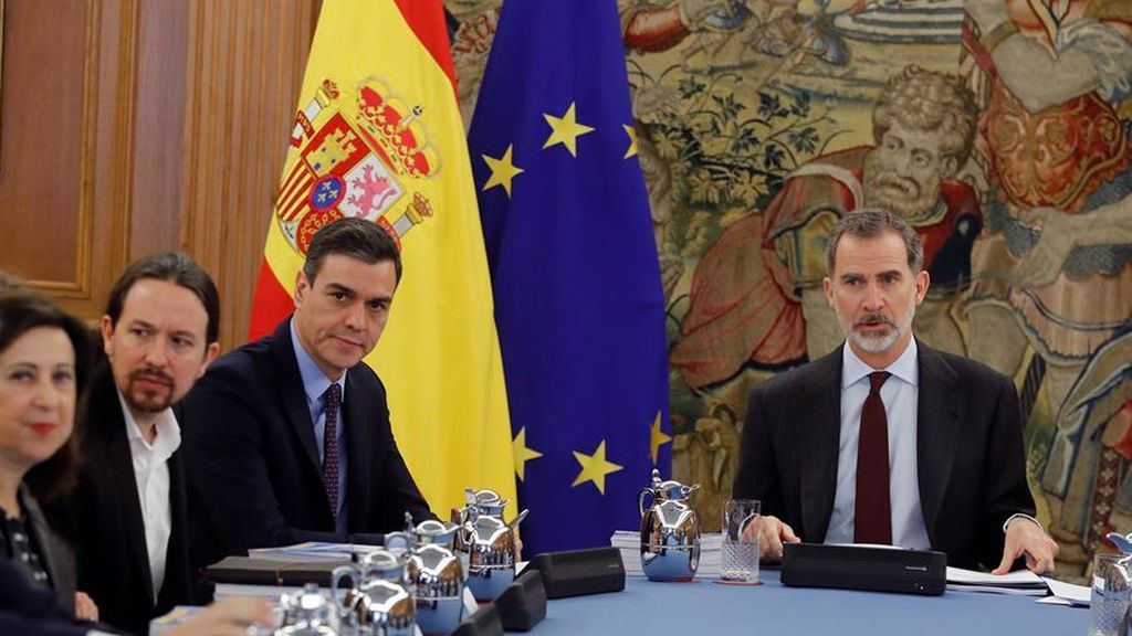 Podemos se "emociona" con las caceroladas y la derecha aplaude el mensaje del rey Podemos se "emociona" con las caceroladas y la derecha aplaude el mensaje del rey