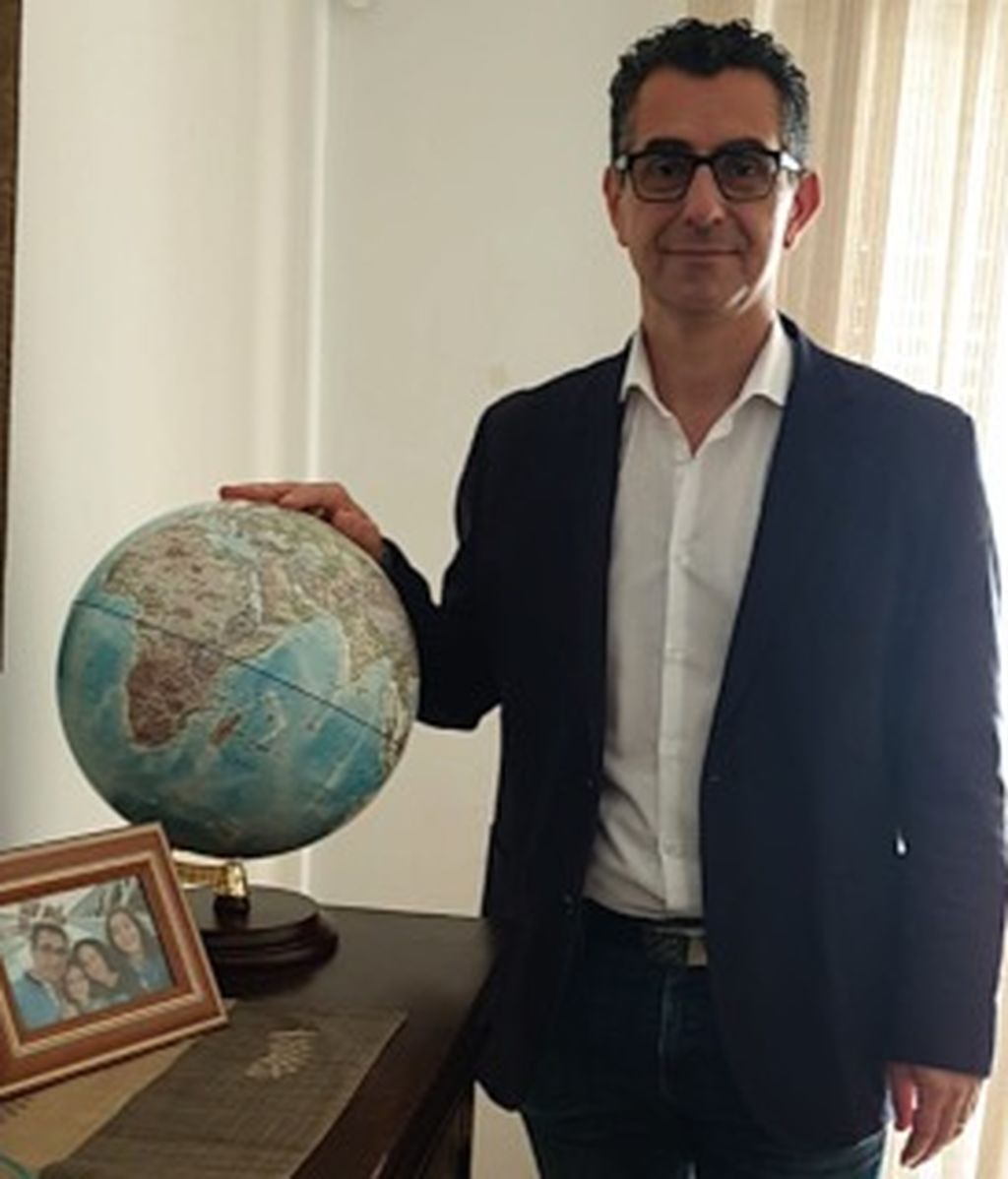 El alcalde de Barbate con su regalo