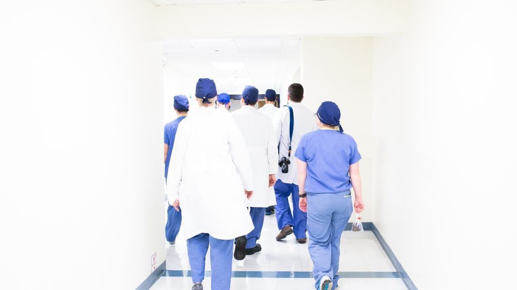 Grupo de médicos trabajando en un hospital