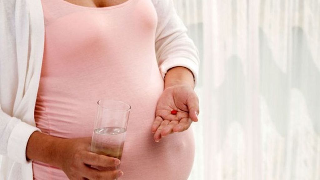 Si el médico te lo recomienda, tendrás que tomar suplementos vitamínicos durante el embarazo.